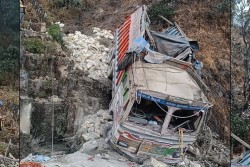 बैतडीमा ट्रक दुर्घटना: आमा–छोरासहित ४ जना घाइते