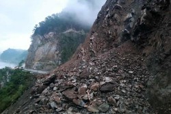 नारायणगढ–मुग्लिन सडकखण्डमा आवागमन अवरुद्ध, तुइन खोलामा लगातार पहिरो