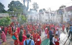 पशुपतिमा भक्तजनको शीतलताका लागि कृत्रिम "वाटर ड्रपलेट" को प्रयोग