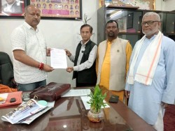 विकराल बन्दै गएको खानेपानी संकटको समाधानका लागि दीर्घकालीन योजना सञ्चालन गर्न माग गर्दै एमाले मधेश प्रदेशद्वारा  मुख्यमन्त्री सिंहलाई बुझाए ज्ञापनपत्र 