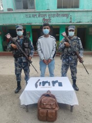 रौतहटमा सशस्त्र प्रहरीको  सफलता, अध्याधुनिक हतियार सहित  एक युवक पक्राउ