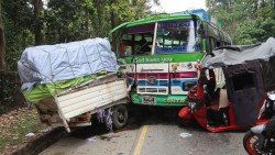 भरतपुरमा तीन सवारी एकआपसमा ठोक्किँदा १५ जना घाइते