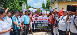बिद्युत कार्यालय वीरगंजमा जनमतको प्रर्दशन ,अनियमित बिद्युत कटौती र भोल्टेजको समस्या समाधान गर्न  संयोजक सर्राफको प्रमुखलाई ध्यानाकर्षण