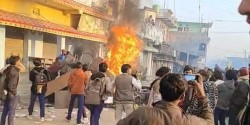 विद्यार्थीहरुले बहुदरमाई नगरपालिका भित्रका कागजातमा लगाए आगो