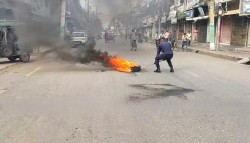 वीरगञ्ज महानगरपालिकाले सडक विस्तारको क्रममा संरचना भत्काउन थालिएपछि स्थानीय घरधनी र व्यवसायीहरू  टायर बालेर प्रर्दशन