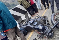 डिभाइडरमा ठोक्किएपछि उछिट्टिएर त्रिशूलीमा खसे चालक, मोटरसाइकल भने सडकमै