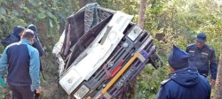 दाङमा गाडी दुर्घटना हुदाँ दुईजनाको मृत्यु १२ जना घाइते