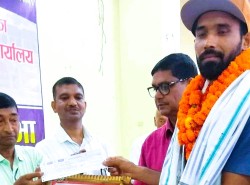 कलैयामा क्रिकेटर अनिल साहलाई एक लाखसहित सम्मान