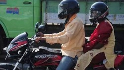 मोटरसाइकल पछाडि बस्नेले पनि अब हेल्मेट अनिवार्य लगाउनु पर्ने