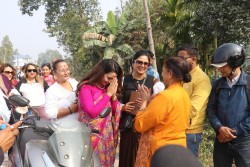 बालेनको मेयर चुनावमा नदेखिएकी सविना, झापामा श्रीमानका लागि घरदैलोमा