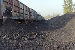 वीरगञ्ज सुक्खा बन्दरगाहमा कोइला अनलोड, धुलोले स्थानीयलाई हैरान