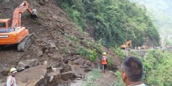 पहिरो र लेदोका कारण वीपी राजमार्गका विभिन्न तीन स्थानमा यातायात अवरुद्ध