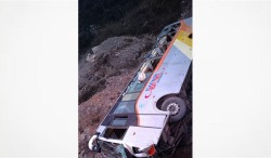 नेपालगञ्जबाट काठमाण्डौका लागि छुटेको बस चितवनमा पल्टिँदा २३ जना घाइते