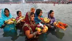 चैती छठको मुख्य दिन आज, वीरगञ्जका घाटहरूमा अस्ताउँदो सूर्यलाई अर्घ दिइँदै