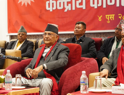 एमाले केन्द्रीय कमिटी बैठकमा ओलीको कडा चेतावनीः ‘मोबाइल बैठकभित्र बज्नुहुँदैन’