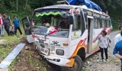 झापाको दमकमा बस दुर्घटना, एक जनाको मृत्यु, २१ जना घाइते