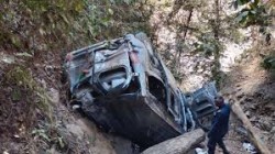 मनकामनाको दर्शन गरेर फर्केको माइक्रोबस दुर्घटनामा परी एक यात्रुको मृत्यु, १४ घाइते