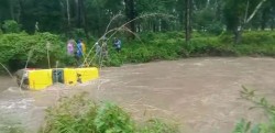 ठोरीबाट बिरामी बोकेर चितवन आउँदै गरेको एम्बुलेन्स बाढीले बगायो