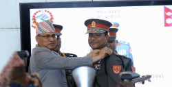 नयाँ आईजीपी नारायणदत्त पौडेलले सशस्त्र प्रहरीको प्रमुखको दर्ज्यानी चिह्न लगाए
