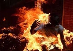 आफ्नै शरीरमा आगो लगाई एक महिलाको मृत्यु