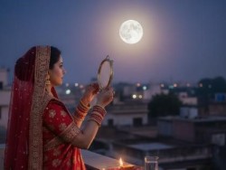 श्रीमतीहरूले श्रद्धापूर्वक मनाए करबाचौथ व्रत