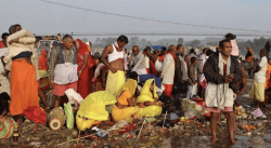 कार्तिक पूर्णिमाको अवसरमा बाराको त्रिवेणीघाटमा भक्तजनको ठूलो भीड, कुम्भ स्नानसँगै धार्मिक अनुष्ठान सम्पन्न