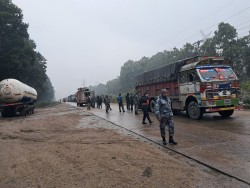 रौतहटमा ग्यास बुलेट पल्टिँदा अवरुद्ध पूर्व–पश्चिम राजमार्ग २४ घण्टापछि खुल्यो