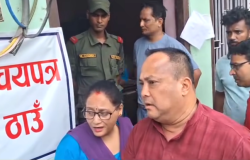 राष्ट्रिय परिचय पत्र बनाउदा दलालमार्फत पैसा दिएर आउनेको सजिलै काम गराइरहेको सेवाग्राहीहरूको गुनासो बढेपछि मेयर सिंहद्वारा अनुगमन,  कर्मचारीहरूलाई सम्बन्धित फाँटबाट तत्कालै हटाउन निर्देशन