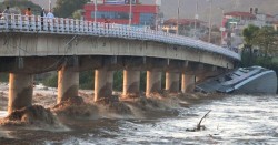 नारायणी पुलबाट सवारी आवागमन सुचारु, अड्किएको क्रुजसिप निकाल्न प्राविधिक छलफल