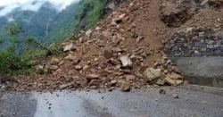 पहिरोले अवरुद्ध अरनिको राजमार्ग—सवारीसाधन रोकिए तातोपानीमा