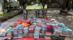भन्सार छलीको ठूलो सामान बरामद, पर्सामा १७ लाख ५६ हजारका मोबाइल पार्टस् र कपडा नियन्त्रणमा