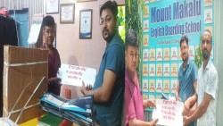 माउन्ट मकालु इङलिस बोडिङ्ग स्कुलका प्रिन्सिपल श्रीवास्तवले श्री श्री १००८ श्रीदुधेश्वरनाथ महादेव भाठाधामालाई गरे चारवटा पंखा हस्तान्तरण