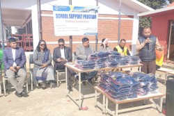 नुवाकोटमा विद्यार्थीलाई न्यानो पोसाक वितरण