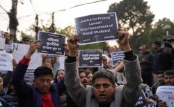 भारतको ओडिसामा नेपाली छात्राको मृत्युपछि भारतीय दूतावास अगाडि प्रदर्शन 