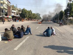 बसको ठक्करबाट मोटरसाइकल चालकको मृत्युः  रौतहटको चपुरमा राजमार्ग अवरुद्ध 