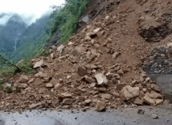 पहिरोका कारण मध्यपहाडी लोकमार्ग अवरुद्ध