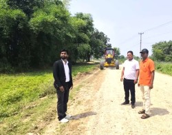 २ करोडको लागतमा सखुवा प्रसौनीमा कालोपत्रे सडक निर्माण शुरु, पहिलो चरणको काममा गाँउपालिका अध्यक्ष यादव स्वंयमले गरे निरिक्षण गुणस्तरीय रुपमा काम गर्न निर्देशन