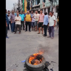 बीरगञ्ज सडक बचाउ संघर्ष समितिले आफ्ना मागप्रति सम्बन्धित निकायको ध्यानाकर्षण गराउन टायर बालेर विरोध प्रदर्शन