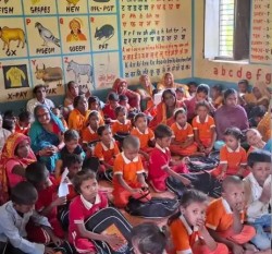 पर्साको बहुदरमाईका बालबालिकालाई स्कूल ब्याग वितरण