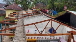 हावाहुरीले लमजुङमा विद्यालयको छाना उडायो