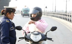 सवारी नियम उल्लंघनमा कारबाही, ट्राफिक प्रहरीले उठायो ८ लाख ५८ हजार राजस्व