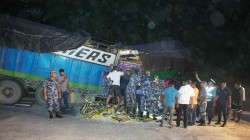 बारामा ट्रक दुर्घटनापछि स्टेरिङमा च्यापिएका चालकलाई तीन घण्टा पछि उद्धार