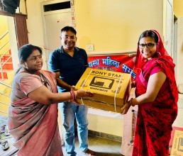 "विपन्न महिलाको सशक्तीकरणमा योगदान, कर्ण कायस्थ महिला समाजले वितरण गर्‍यो सिलाइ मेशिन"