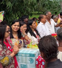 वीरगंज लेडिज सर्कल ३ द्वारा वीरगंज कपडा बैंकको सहकार्यमा मनियारीमा निःशुल्क कपडा वितरण