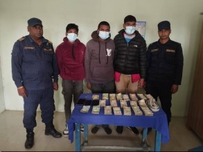 स्रोत नखुलेको १० लाख २ हजार १० रुपैयाँसहित तीन जना पक्राउ