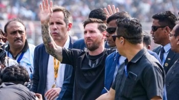 मेस्सी रंगशालाबाट चाँडै बाहिरिँदा कोलकातामा दर्शक आक्रोश, ब्यारिकेड तोडफोड