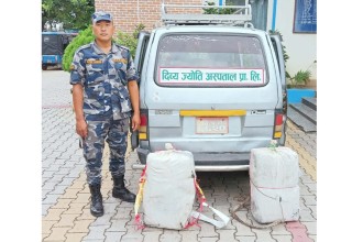 अस्पतालको नाम लेखिएको गाडीबाट ६० किलो गाँजा बरामद, चालक फरार