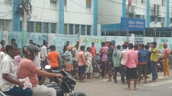 कामको खोजीमा दैनिक मजदुरहरू घन्टाघरमा, गाउँबाट शहर पस्न बाध्य 