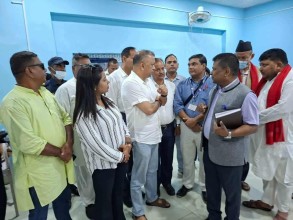वीरगञ्जमा हैजा संक्रमितसँग भेटे कांग्रेस महामन्त्री थापा