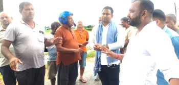 बाढी समस्याको समाधान र निकास खोज्दै प्रभावित क्षेत्रमा पुगे सांसद सुशील कानु